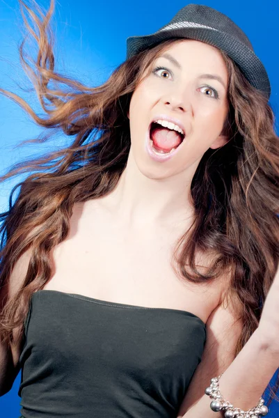 Jovem mulher gritando animado — Fotografia de Stock