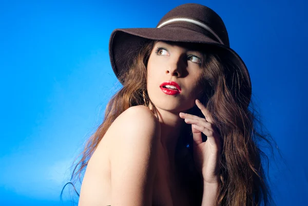 Fiatal szép nő visel elegáns kalap — Stock Fotó