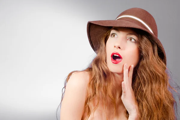 Móda pro mladé krásné žena nosí klobouk — Stock fotografie