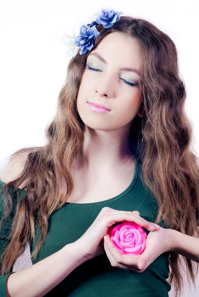 Portrét mladé krásná dáma s růží — Stock fotografie