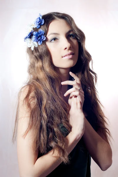 Fiatal gyönyörű nő a haj virágok — Stock Fotó