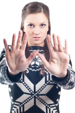 genç kadın gösteren dur işareti