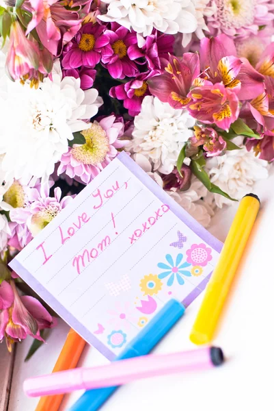 꽃 들 사이에서 행복 한 어머니 날 카드 — 스톡 사진