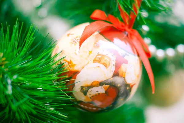 Bolas coloridas na árvore de Natal — Fotografia de Stock
