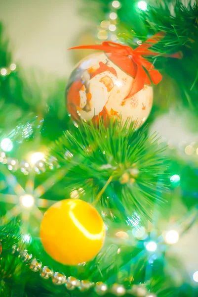 クリスマス ツリーのカラフルなボール — ストック写真