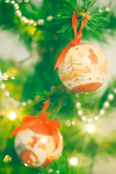 Bolas coloridas na árvore de Natal — Fotografia de Stock