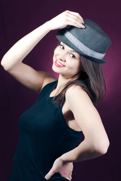 세련 된 모자를 쓰고 젊은 아름 다운 여자 — 스톡 사진