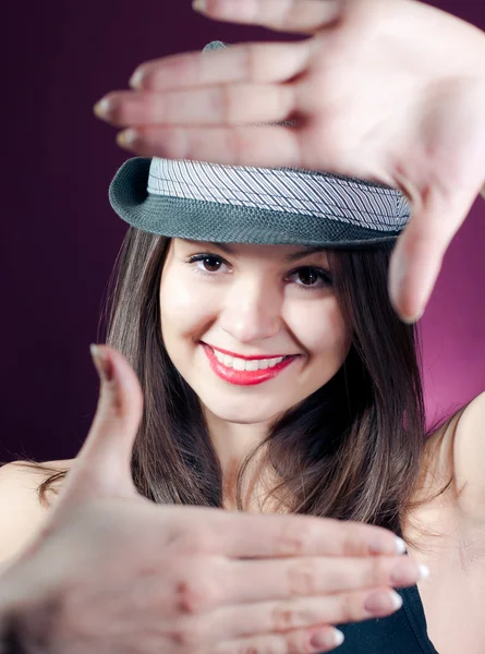 スタイリッシュな帽子を身に着けている若い美しい女性 — ストック写真