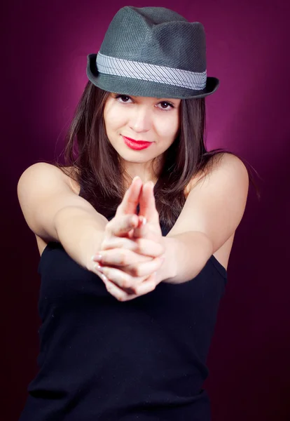 Fiatal szép nő visel elegáns kalap — Stock Fotó