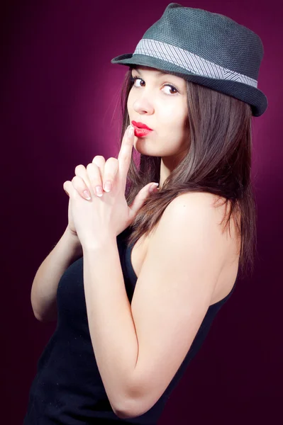 Jonge mooie vrouw met stijlvolle hoed — Stockfoto