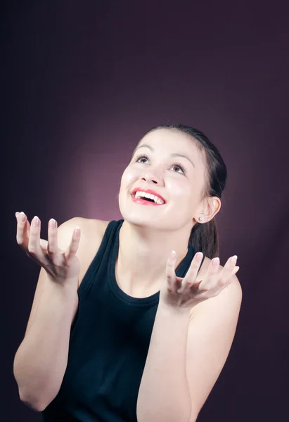 Šťastná žena dovede chytit kopie prostor — Stock fotografie