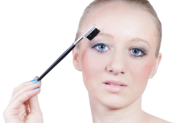 Ung kvinna med ögonbryn borste — Stockfoto