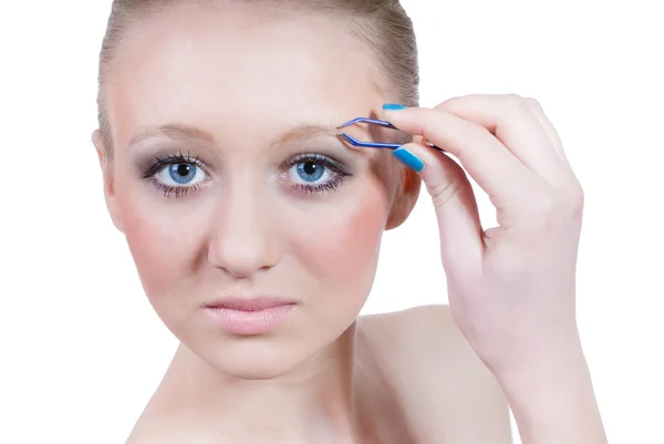 Mujer joven arrancando cejas —  Fotos de Stock