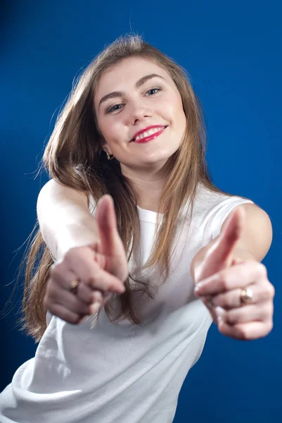 Jonge vrouw tonen duimen omhoog — Stockfoto