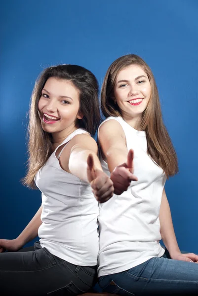 Dos mujeres jóvenes mostrando pulgares hacia arriba —  Fotos de Stock