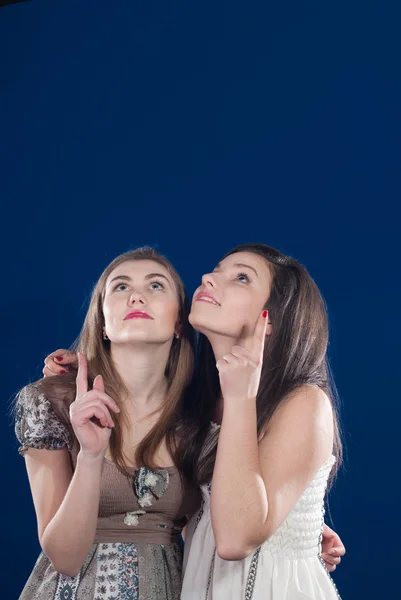 Две девочки-подростки смотрят на пространство для копирования — стоковое фото