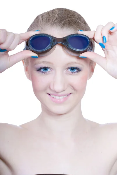 若い女性の水泳のメガネを置く — ストック写真