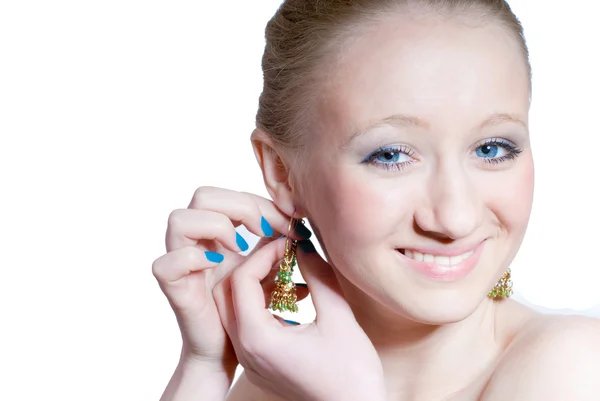Jeune femme souriante portant des boucles d'oreilles — Photo
