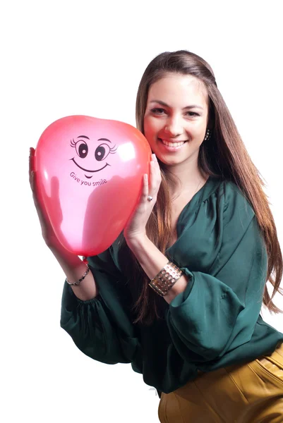 Νεαρή γυναίκα ευτυχισμένη με κόκκινο μπαλόνι — Φωτογραφία Αρχείου