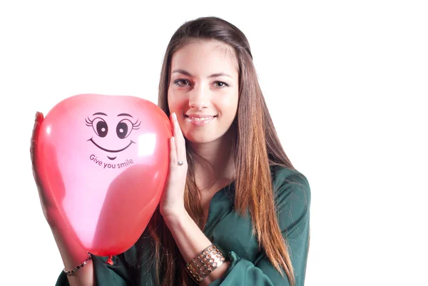 Mladá šťastná žena s červeným balónkem — Stock fotografie