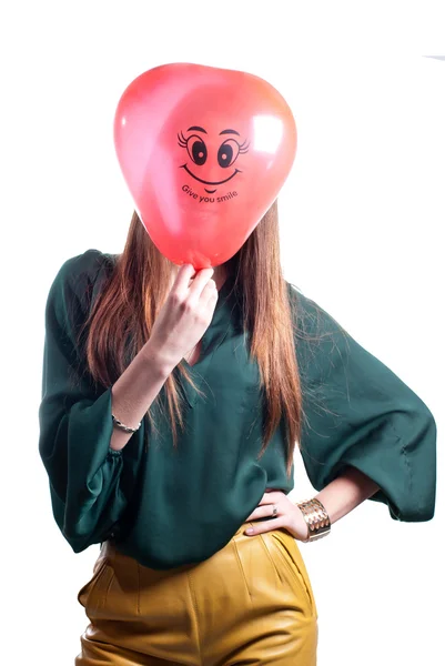 Kırmızı balon olan mutlu kadın — Stok fotoğraf