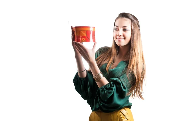 Junge glückliche Frau mit Geschenkbox — Stockfoto
