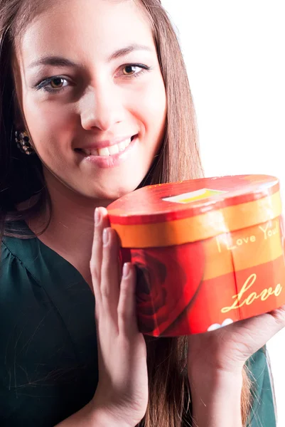 Молодая счастливая женщина с подарочной коробкой — стоковое фото