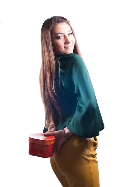 ギフト用の箱を持つ若い幸せな女 — ストック写真