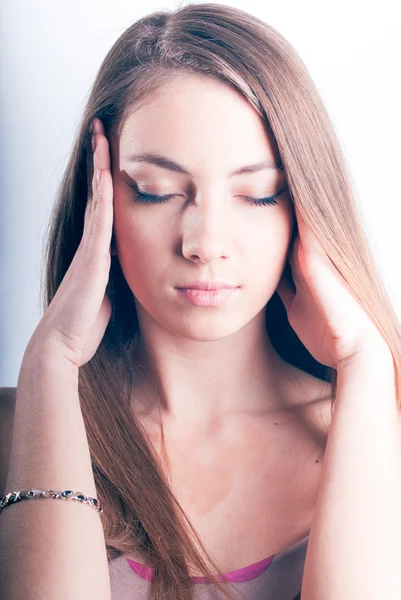 Mujer joven con dolor de cabeza — Foto de Stock