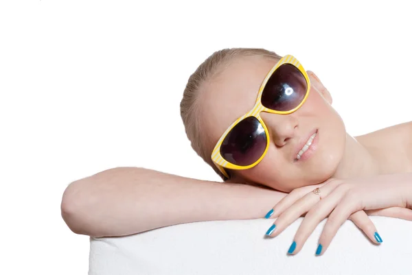 Güneş gözlüğü takan genç bir kadın — Stok fotoğraf
