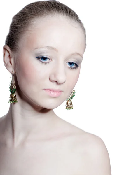 Ung vacker kvinna som bär stora örhängen — Stockfoto