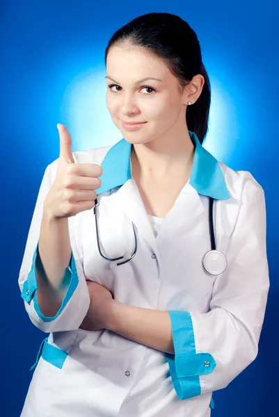 엄지손가락을 보여주는 젊은 여성 의사 — 스톡 사진
