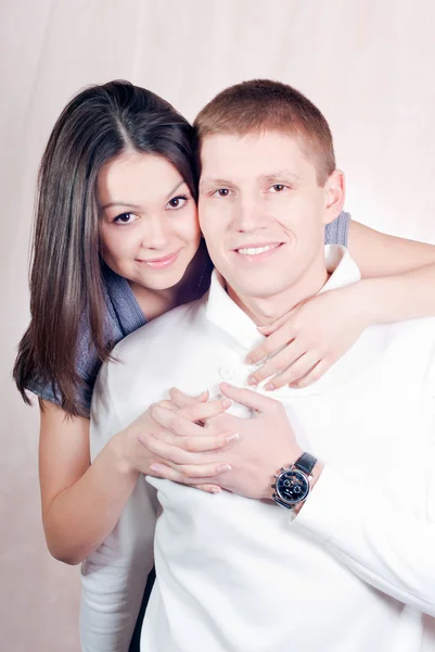 Feliz jovem casal apaixonado — Fotografia de Stock