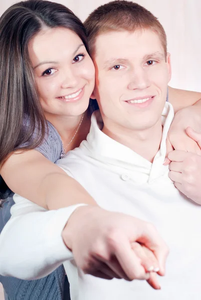 Feliz jovem casal — Fotografia de Stock
