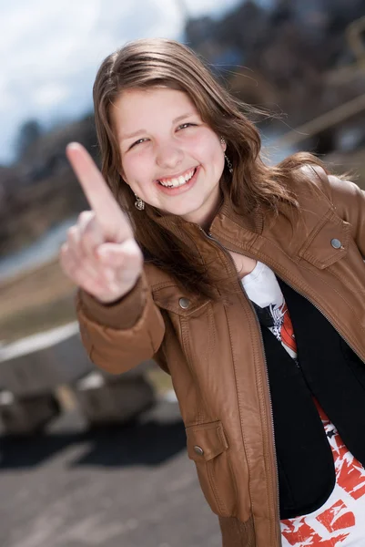 Mädchen zeigt einen Finger — Stockfoto