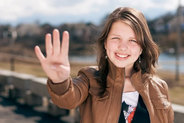 Chica mostrando cuatro dedos —  Fotos de Stock