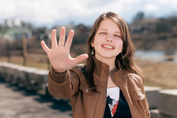 Girl showing five fingers — Stock Photo, Image