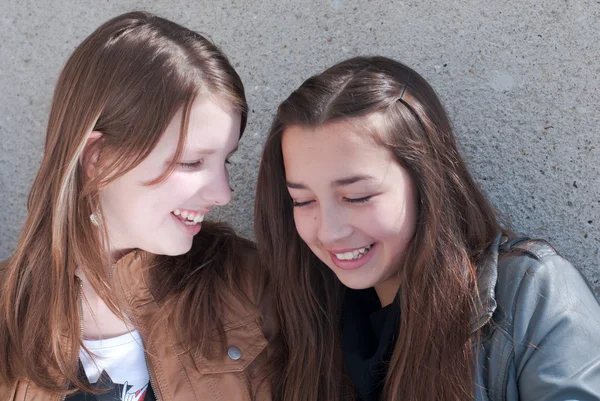 Due amici adolescenti felici — Foto Stock