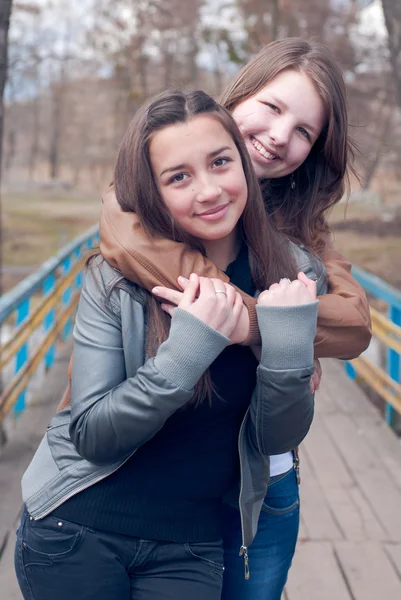 Két boldog tinédzser meg — Stock Fotó