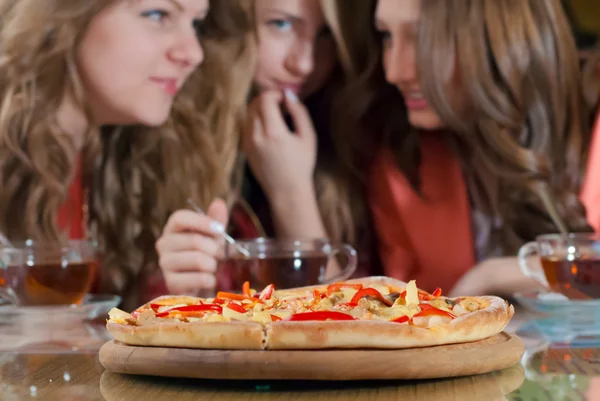 Unga flickor äter pizza — Stockfoto