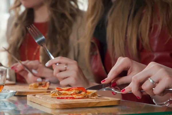 Девочки едят пиццу — стоковое фото