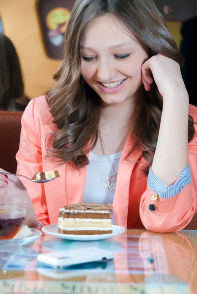 年轻的女孩吃蛋糕 — 图库照片