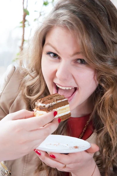 Mladá dívka jíst dort — Stock fotografie