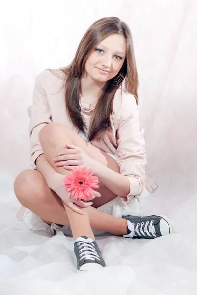 シャクナゲの花を持つ若い幸せな女の子 — ストック写真