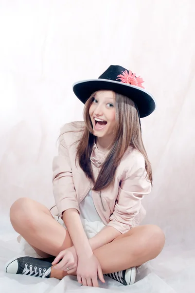 Giovane bella ragazza indossa un cappello elegante con fiore — Foto Stock