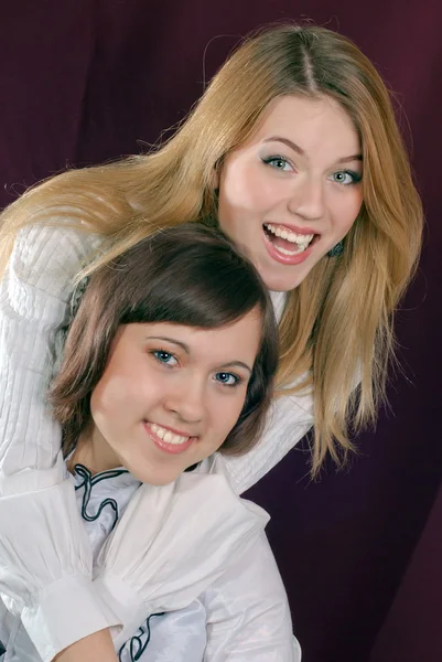 Twee mooie gelukkig meisjes — Stockfoto