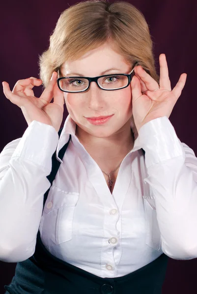 Szemüveges fiatal nő — Stock Fotó