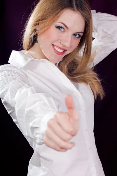Mladá žena ukazující palec nahoru — Stock fotografie