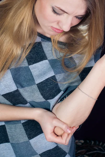 Vacker ung flicka med armbågen värker — Stockfoto