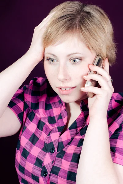 Krásná žena mluvila na mobilní telefon — Stock fotografie